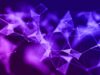 Abstraktes Netzwerk aus violetten, leuchtenden Linien und Punkten auf dunkelblauem Hintergrund, das die komplexen Verbindungen und den Austausch von Daten im digitalen Zeitalter symbolisiert.