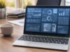 Ein Laptop steht auf einem Tisch. Auf dem Laptop sieht man ein Analytics Dashboard