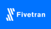 Logo von Fivetran mit weißem Schriftzug auf blauem Hintergrund und stilisiertem F-Symbol aus vertikalen Linien links.
