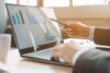 Person wertet am Laptop eine Grafik aus