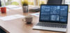 Ein Laptop steht auf einem Tisch. Auf dem Laptop sieht man ein Analytics Dashboard